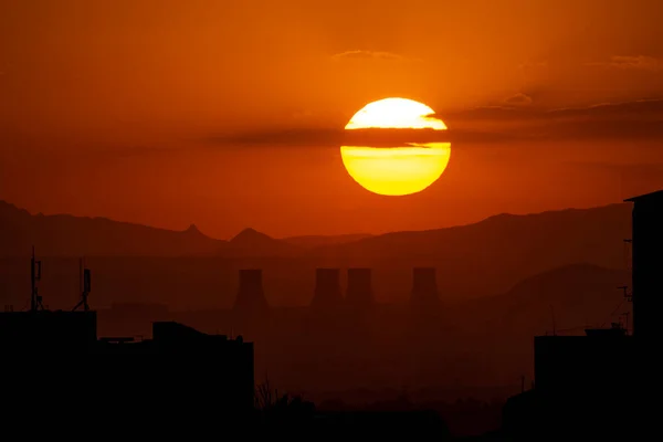 劇的な日没と太陽の下でのアルメニア原子力発電所の神秘的なシルエット アルメニアのエレバンからの眺め 美しい夕日 テキストの完璧な背景 — ストック写真