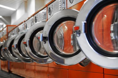 satır laundromat de Yıkama makinaları
