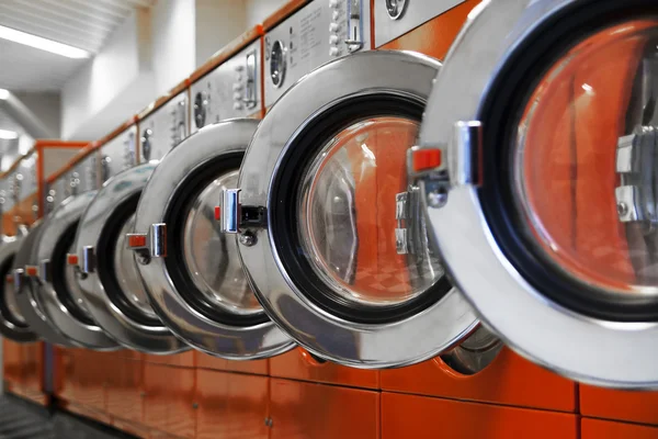 satır laundromat de Yıkama makinaları
