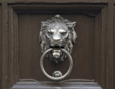 Aslan kapı tokmağı ile kapı