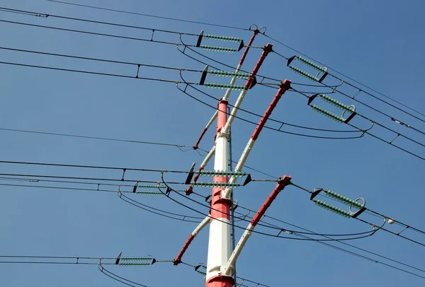 Turm und Stromleitung — Stockfoto