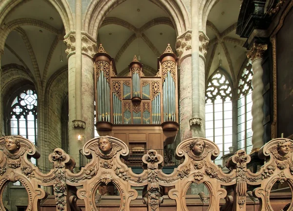 Anjos e o grande órgão da igreja de São Nicolau Gélix Bélgica — Fotografia de Stock