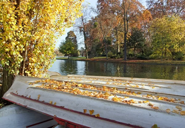 Boot voor anker in de herfst — Stockfoto