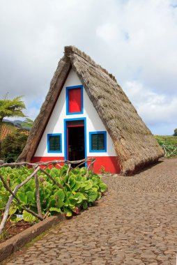 Sulandırma, madeira tipik bir thatched çatı ev