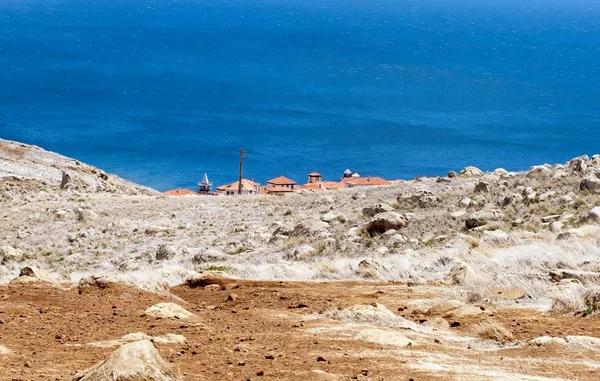 Mała wioska pomiędzy skałami i ocean (Madera) — Zdjęcie stockowe