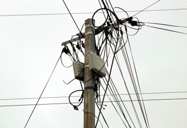 bir satır ile yüksek gerilim elektrik bağlantısı