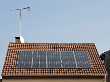 evin çatısında fotovoltaik güneş paneli