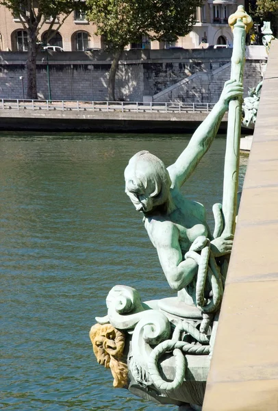 Mirabeau bridge, sculptuur van 19 e eeuw (Parijs Frankrijk) — Stockfoto