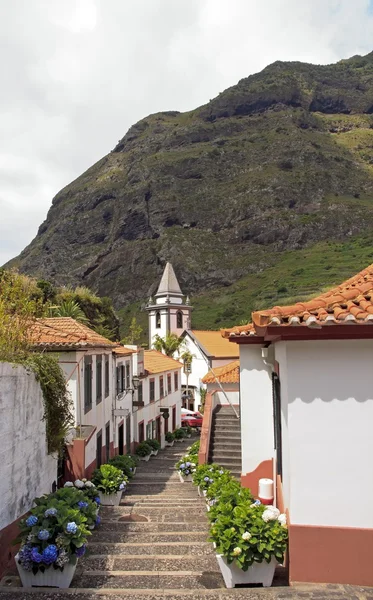 Vesnice z sao vicente, kostel v dolní části schodiště (madeira) — Stock fotografie