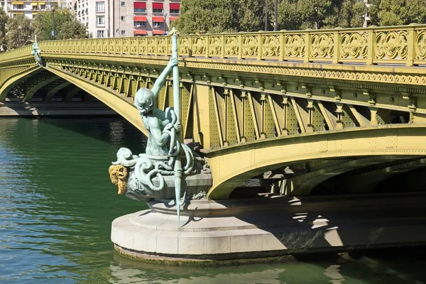 Mirabeau bridge, weibliche allegorie 19. jahrhundert (paris france) — Stockfoto