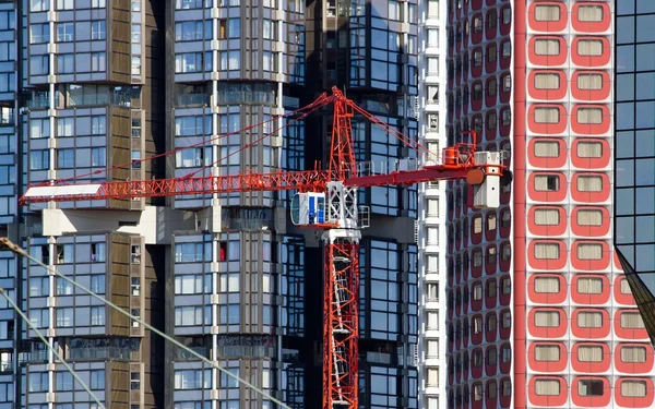 Crane on the background of modernity, contrasts horizontality and verticality — Stock Photo, Image