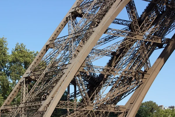 エッフェル塔の柱の一つのタワーのパリ フランス — ストック写真