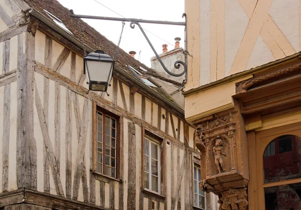 Ciudad de Auxerre, decoración medieval en el ángulo de una calle Borgoña — Foto de Stock