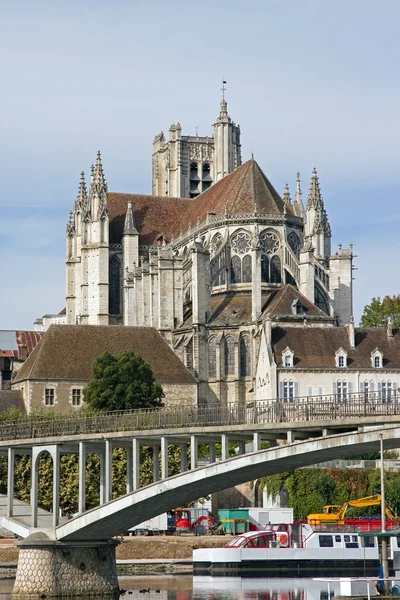 Katedra w Auxerre postrzegane przez bank rzeki Yonne Burgundii (Francja) — Zdjęcie stockowe