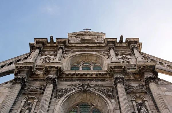 オセール大聖堂を見て急落 (ブルゴーニュ フランス) — ストック写真