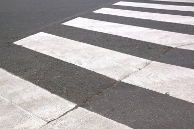 belirli bir açı altında görülen yaya geçidi