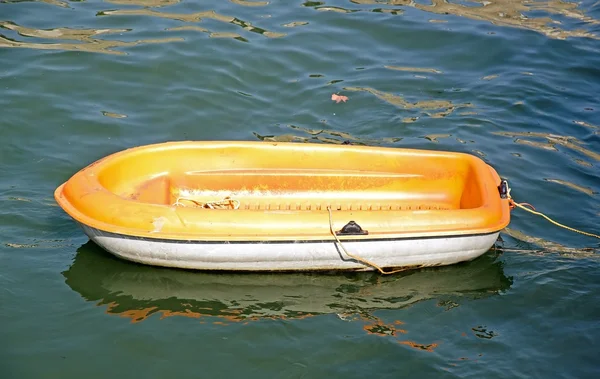 Canoe of rescue in wait of use — Stock Photo, Image
