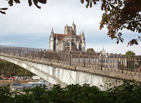 Kathedraal van auxerre Bourgondië Frankrijk, gezien door een brug — Stockfoto