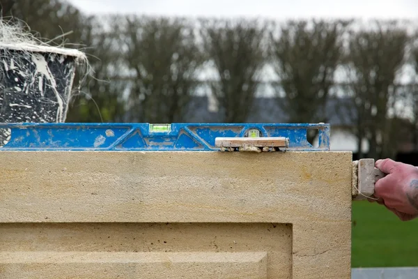 El trabajo de una piedra, base para la estatua — Foto de Stock