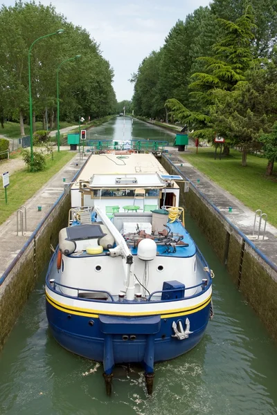Barge, passage of a lock (France) — Stock Photo, Image