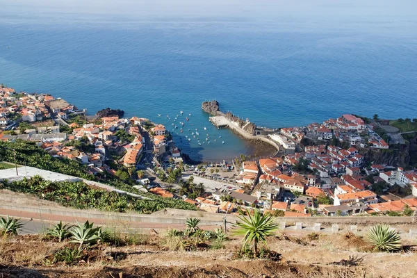 Madera, wieś postrzegana przez góry, west coast — Zdjęcie stockowe