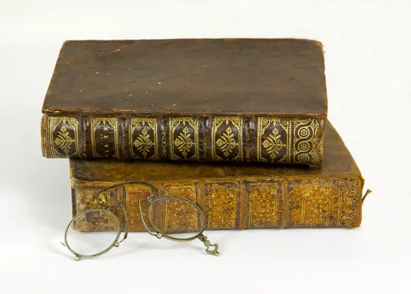 Old books (18 th century) and retros glasses — Stock Photo, Image