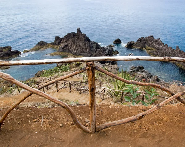 大西洋、マデイラ島の前に木製の障壁 — ストック写真