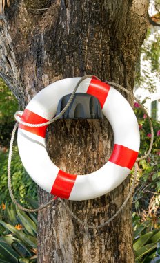 bir duvarda bir öngörü havuzda boğulma riskine karşı can simidi çarpıştı