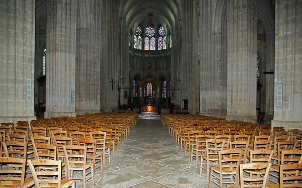 Wewnątrz katedry st etienne, auxerre, Francja — Zdjęcie stockowe