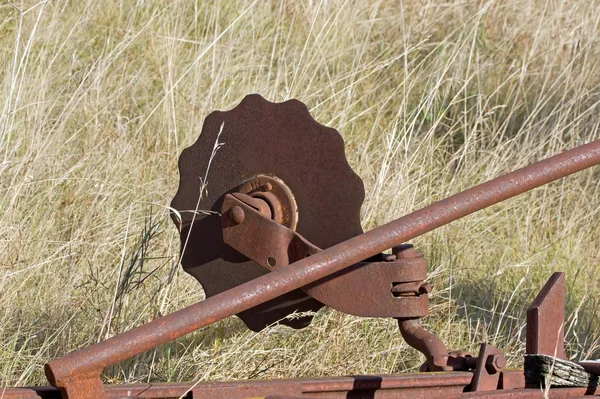 Velho equipamento agrário, abandonado em um campo — Fotografia de Stock