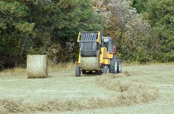 Agricultural machine to press bullets of hay, countryside in Burgundy (France) — Stock Photo, Image