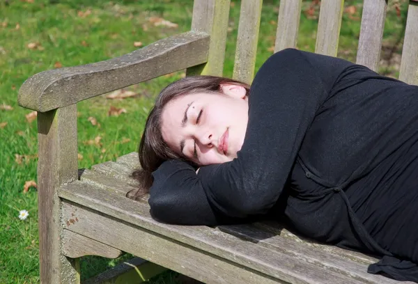 Petite sieste tranquille sur un banc, portrait de femme — Photo