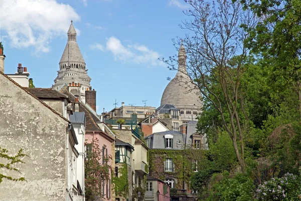 En gata i stadsdelen Montmartre (Paris Frankrike) Royaltyfria Stockfoton