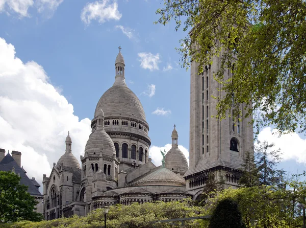 圣心看到由一个公共的花园，巴黎的圣心大教堂的圆顶 （巴黎法国) — 图库照片