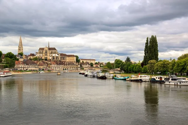 Береги річки Yonne, погрожуючи небо, Auxerre Бургундії Франції Стокове Зображення