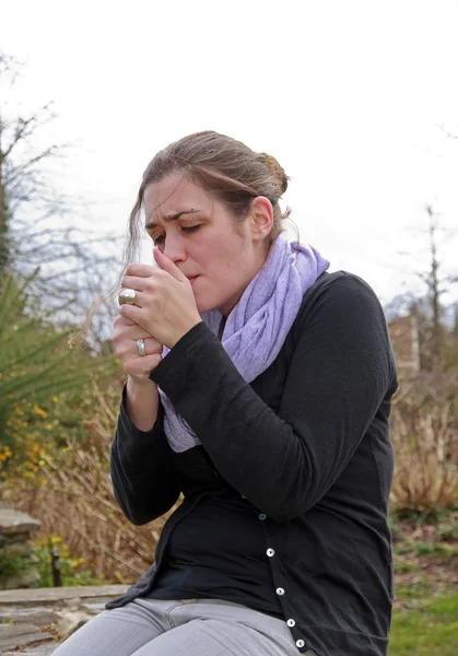 Vrouw roken sigaretten op de outdoor — Stockfoto