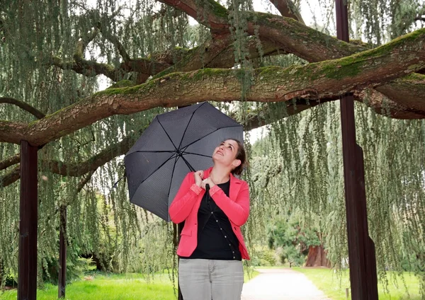 In afwachting van de regen vrouw op zoek naar de regen — Stockfoto