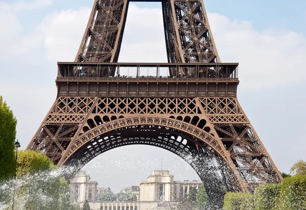 Wasserstrahl am fuße des eiffelturms, paris france — Stockfoto