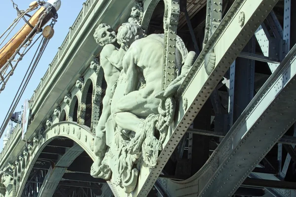 Statue, Nautica e Mast of Boat, (Parigi Francia), ponte di Bir-Hakeim — Foto Stock