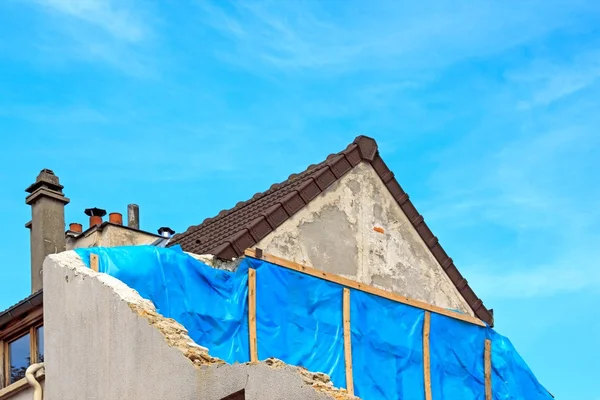 Works on party wall, outside wall protected by a cover — Stock Photo, Image