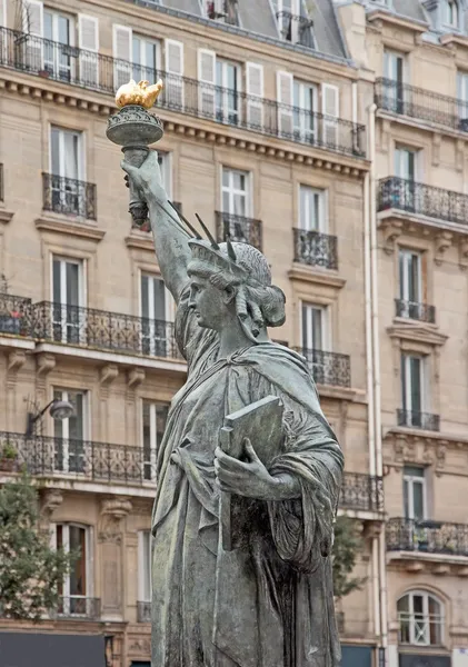 자유의 여 신상, 파리 (프랑스의 거리에서 복제) 스톡 사진