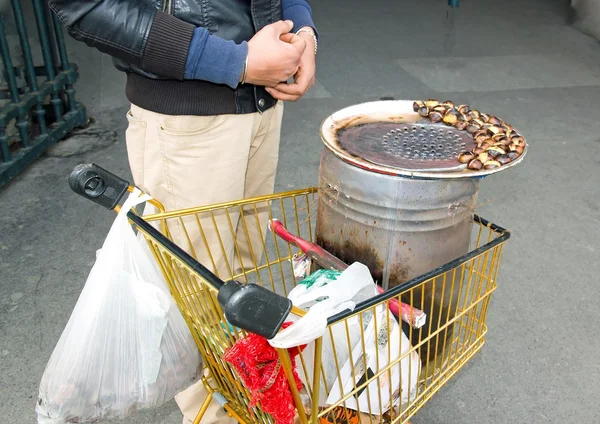 Seller of sweet chestnuts and his equipment, somewhere in a tourist place of Paris (France) — Stock Photo, Image