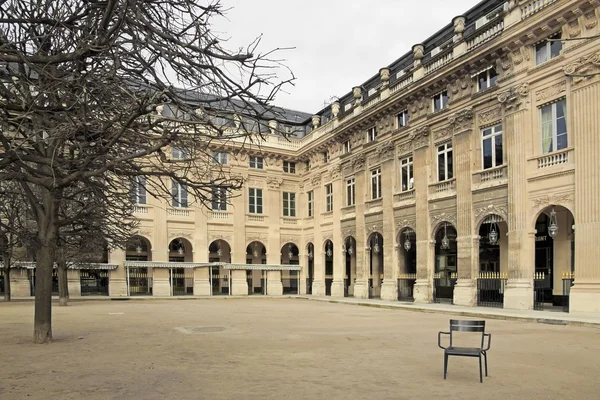 Tuin van het palais royal (Koninklijk Paleis) in winter, linker hoek (Parijs Frankrijk) — Stockfoto