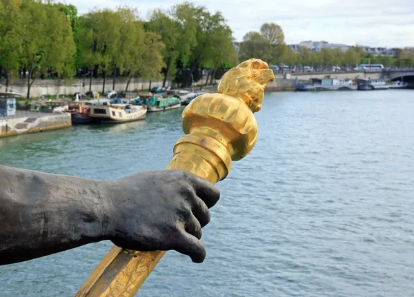 Braço de ninfa e tocha, ponte Alexandre III Paris França — Fotografia de Stock