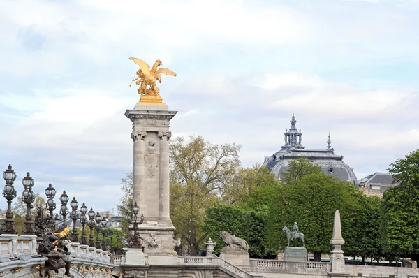 桥梁亚历山大三世，名望的战争，后面的观点 （巴黎法国) — 图库照片