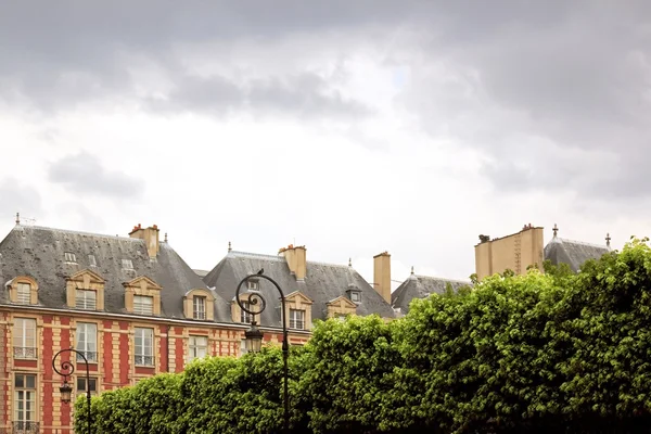 Lugar de los Vosgos y la vegetación, cielo de tormenta en un distrito de París (Francia ) — Foto de Stock