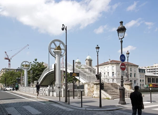 Puente colgante, canal de Ourcq en verano (París Francia ) —  Fotos de Stock