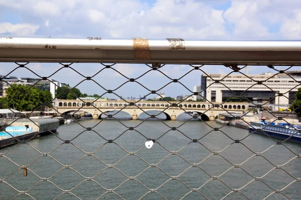 南京錠ハート、シモーヌ ・ ド ・ ボーヴォワール歩道橋 (パリ フランス) — ストック写真