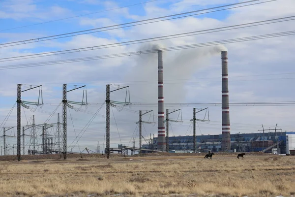 Ekibastuz Gres Egy 4000 Széntüzelésű Hőerőmű Ekibastuzban Kazahsztánban Két Cső — Stock Fotó