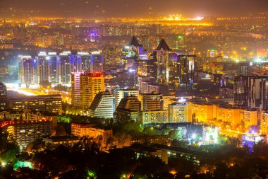Kazakistan 'ın en büyük metropolü olan Almatı, Trans-Ili Alatau dağlarının eteklerinde yer alıyor. 1997 yılına kadar ülkenin başkenti olarak hizmet verdi ve Kazakistan 'ın ticaret ve kültür merkezi olmaya devam ediyor.